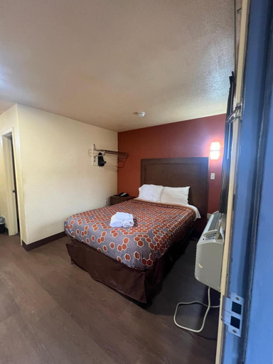 Bedroom 2, Relax Inn and Suites, Orleans
