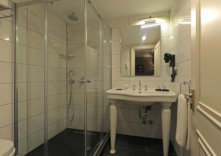 Bathroom 5, Le Petit Palace Hotel, Fatih