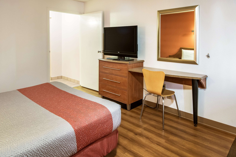 Bedroom 3, Motel 6 Dayton, OH - Englewood, Montgomery