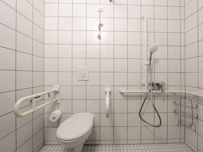 Bathroom 5, B&B HOTEL Berlin Genshagen-Nord, Teltow-Fläming