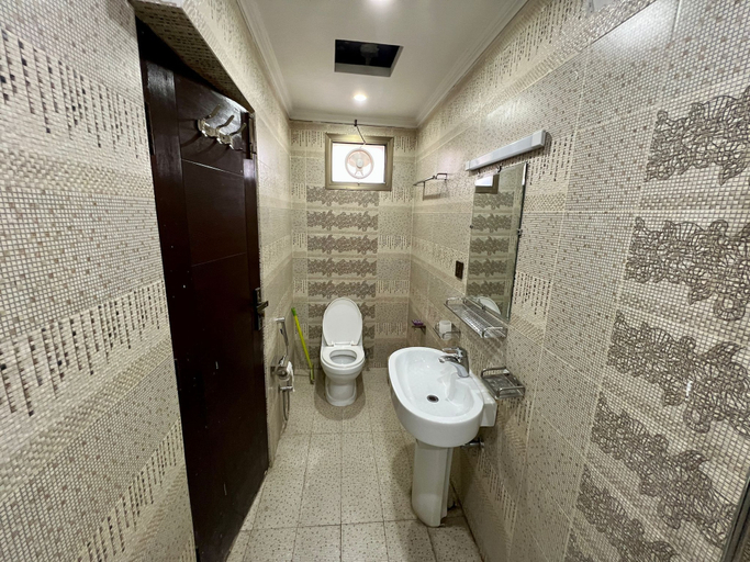 Bathroom, Khan Continental Hotel & Restaurant, Hazara