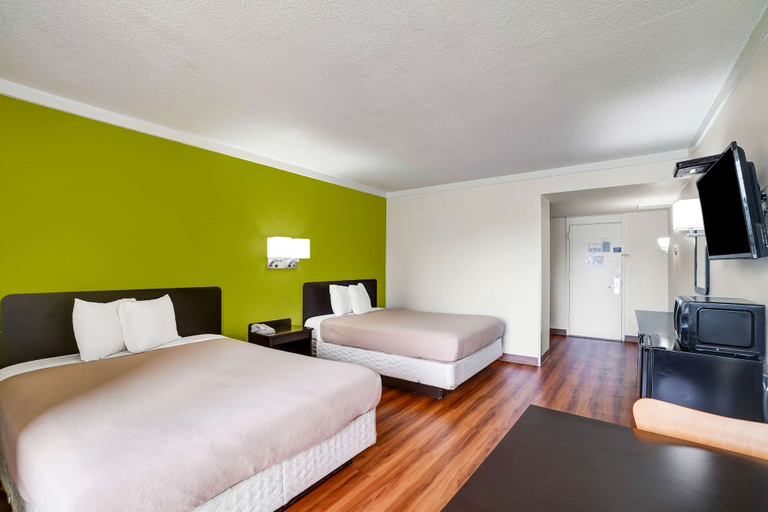 Bedroom 2, Motel 6 Lawrenceville, Mercer