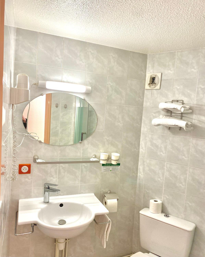Bathroom 4, Hotel Le Village, Essonne