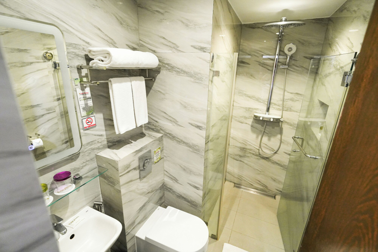 Bathroom 5, Court Meridian Hotel and Suites, Olongapo City