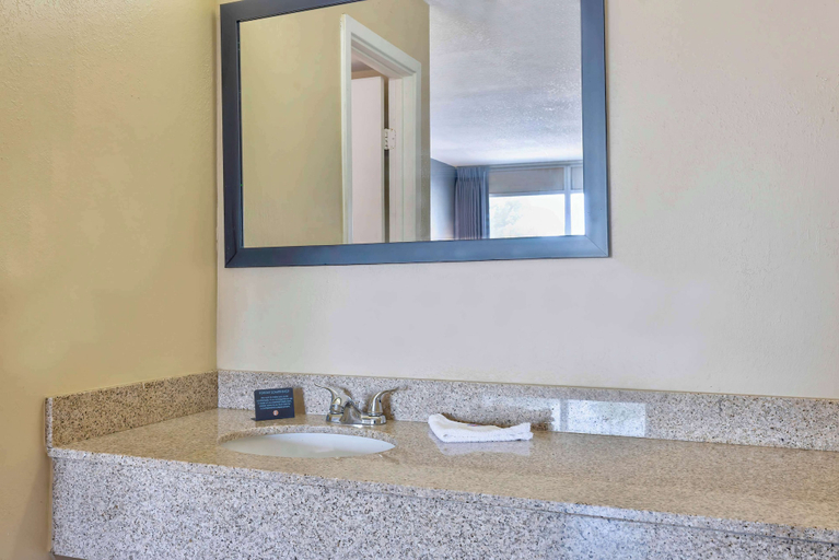 Bathroom 4, Motel 6 Effingham, IL, Effingham