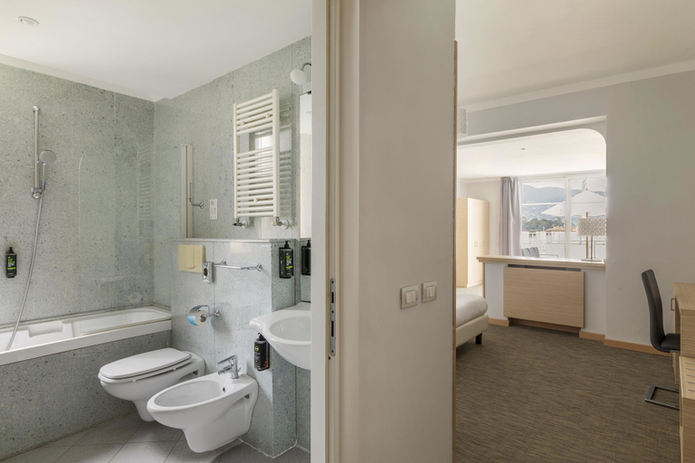 Bathroom 5, B&B Hotels Park Hotel Suisse Santa Margherita Ligure, Genova