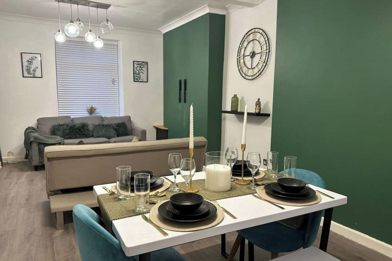 Others 4, House - Sleeps 5 - Garden - Parking, Bridgend