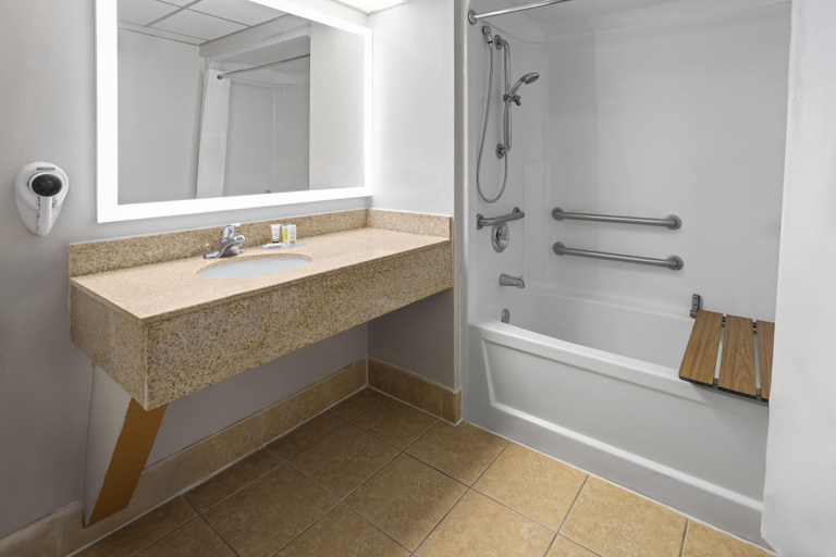 Bathroom 4, Baymont by Wyndham Westampton, Burlington