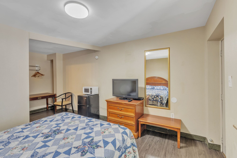 Bedroom 5, Viking Motel, Wayne