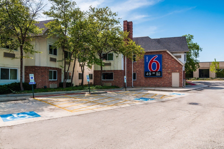 Exterior & Views 5, Motel 6 Arlington Heights, IL - Chicago North Central, Cook