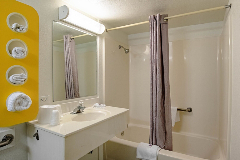 Bathroom 4, Motel 6 Palatine, IL - Chicago Northwest, Cook