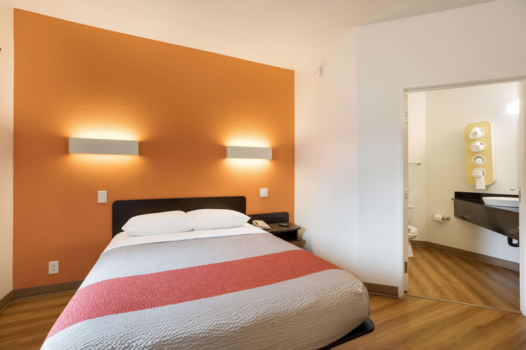 Bedroom 3, Motel 6 Orlando, FL - International Dr, Orange