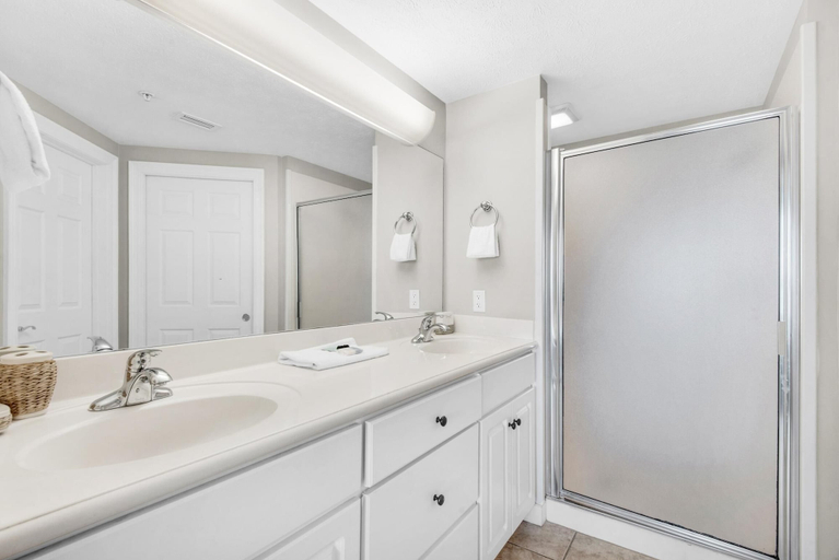 Bathroom 3, Treasure Island 1410, Bay