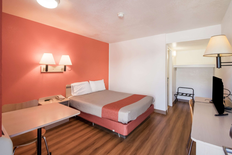 Bedroom 3, Motel 6 Moses Lake, WA, Grant