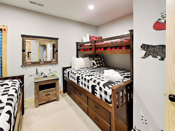 Bedroom 2, Sunset Bluff by Taylor Made Deep Creek, Garrett