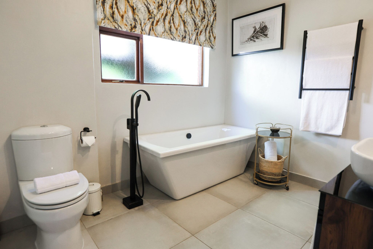 Bathroom 5, The Woodpecker Inn, City of Tshwane