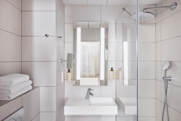 Bathroom 3, East Side Hotel Paris Gare de l’Est, a member of Radisson Individuals, Paris
