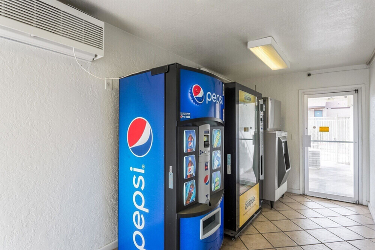 Food & Drinks 5, Motel 6 Albuquerque Northeast, Bernalillo