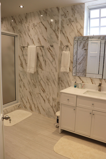 Bathroom 3, Dalys Luxury Apartments