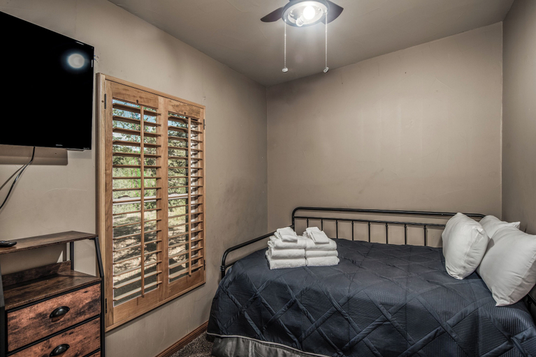 Bedroom 2, Mountain Flo, Lincoln