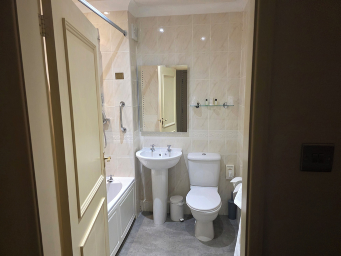 Bathroom 4, Oaklands Hall Hotel Grimsby, Lincolnshire