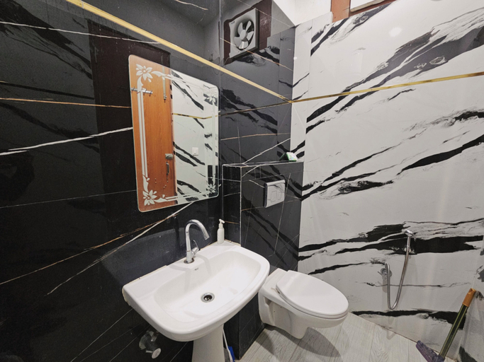 Bathroom 4, Shivam Guest House, Faizabad