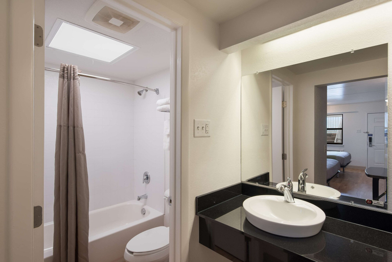 Bathroom 5, Studio 6 - Colorado Springs - Air Force Academy, El Paso