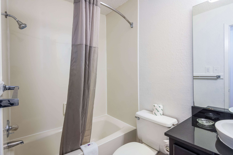 Bathroom 5, Motel 6 Hot Springs, AR, Garland