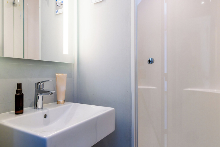 Bathroom 4, ibis budget Chatillon Paris Ouest, Hauts-de-Seine