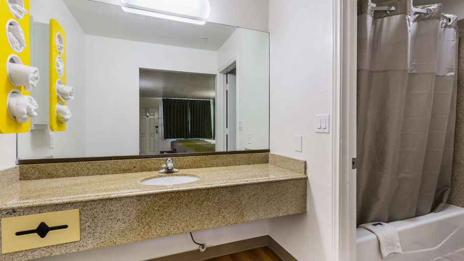 Bathroom 4, Motel 6 San Marcos, TX - North, Hays