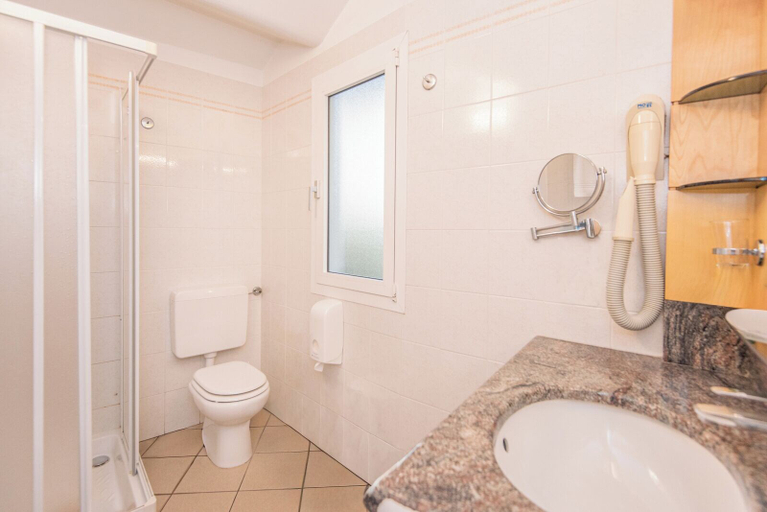 Bathroom 5, Hotel Riva degli Etruschi, Livorno