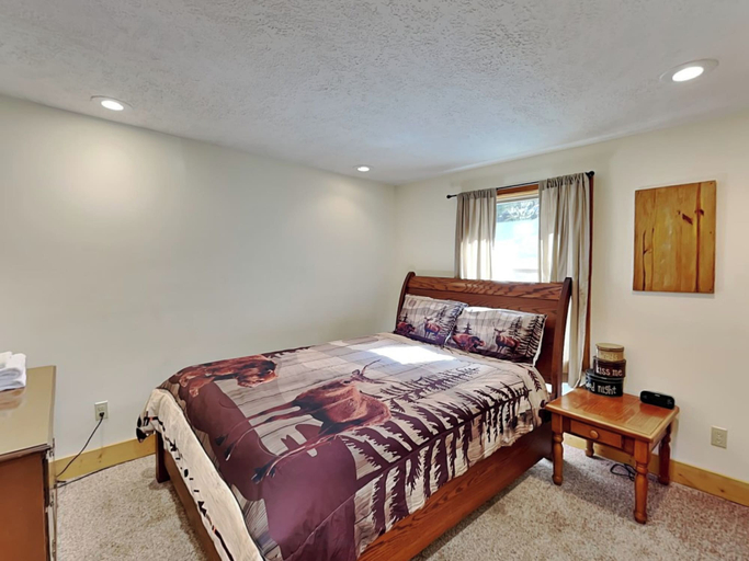 Bedroom 2, Happy Trails by Taylor Made Deep Creek, Garrett