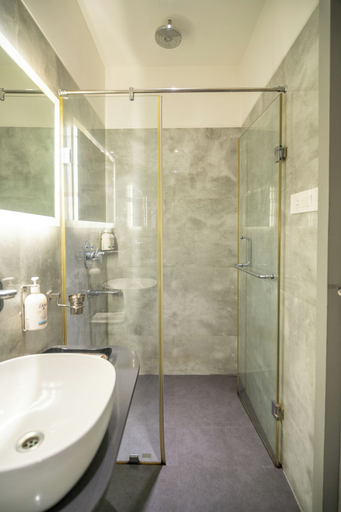 Bathroom 5, Hotel Varun, Guna