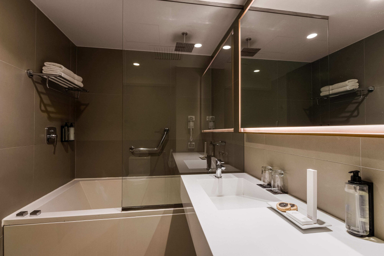 Bathroom 5, Dazzler by Wyndham Lima San Isidro, Lima