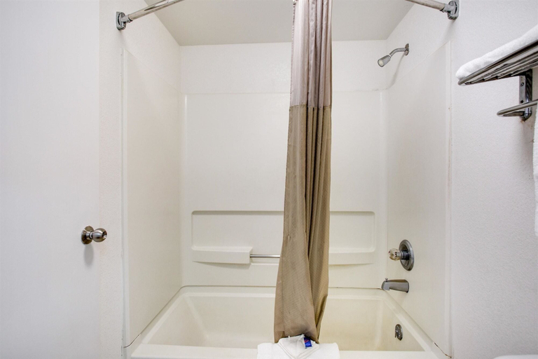 Bathroom 4, Motel 6 White House, TN, Robertson