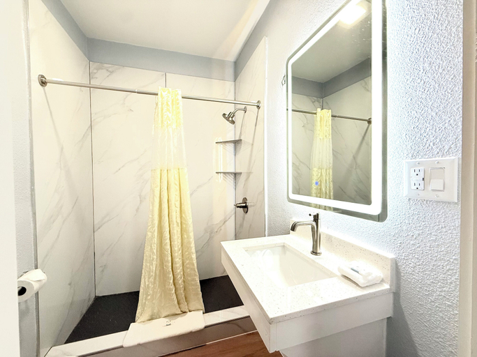 Bathroom 4, Double N Motel, Osage