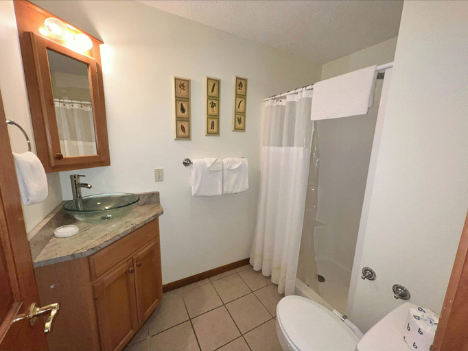 Bathroom 3, Lucky 12 by Taylor Made Deep Creek, Garrett