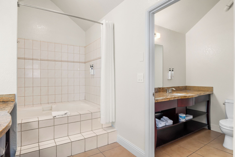 Bathroom 5, Hotel Solares, Santa Cruz