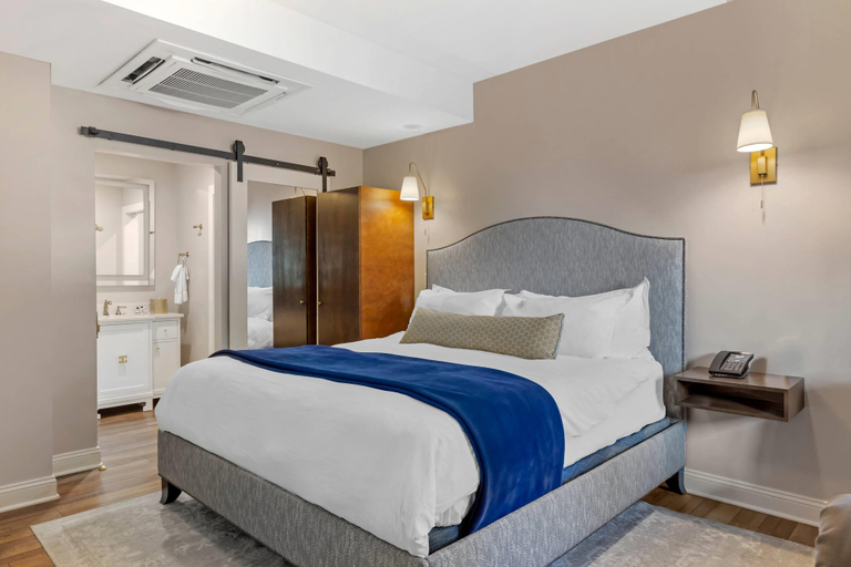 Bedroom 2, The Colonial Inn, an Ascend Collection Hotel, Orange