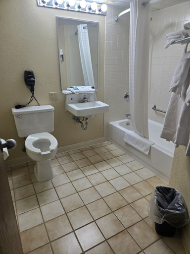 Bathroom 5, Barker's Island Inn Resort, Lake Superior
