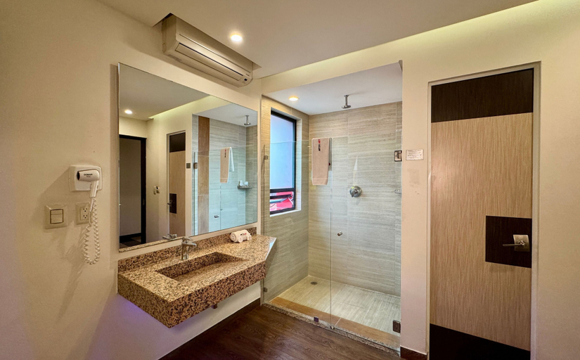 Bathroom, Hotel La Villa - Solo Adultos, Mexico City