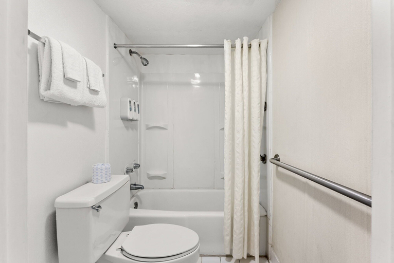 Bathroom 5, Seahaven Beach Hotel, Bay
