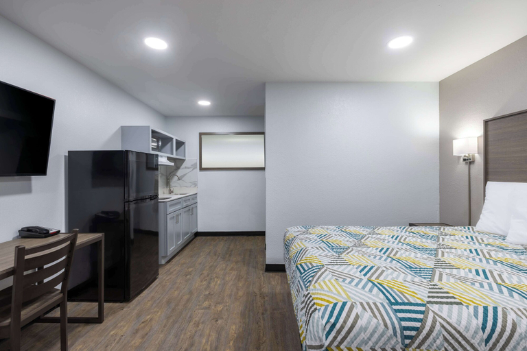 Bedroom 3, Studio 6 Hickory, NC, Catawba