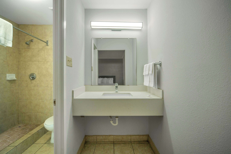 Bathroom 5, Motel 6 San Antonio, TX – I-35 North Corridor, Bexar