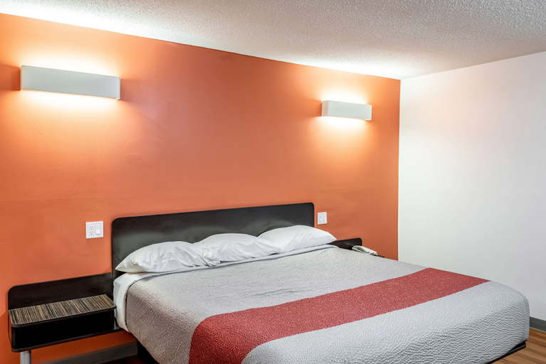 Bedroom 2, Motel 6 Fort Nelson, BC, Northern Rockies