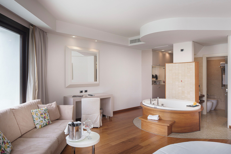 Bathroom 5, Relais Paradiso, Salerno