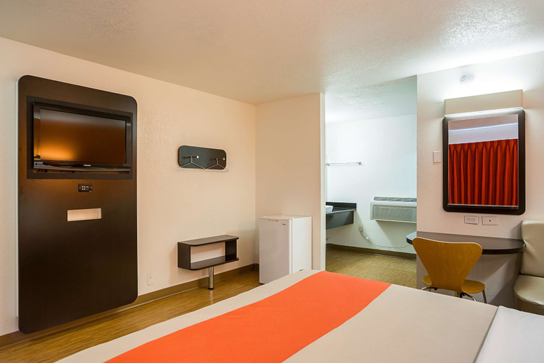 Bedroom 3, Motel 6 Wenatchee, WA, Chelan