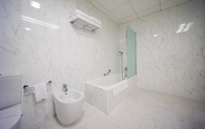Bathroom 5, Hotel Carlton Rioja, La Rioja