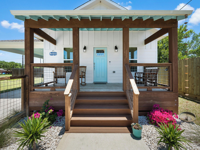 Exterior & Views, Five Oaks Cottage by Miss Kitty’s, Aransas