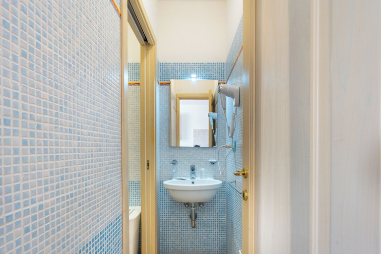 Bathroom 5, Montiruju Hotel, Sassari